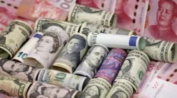 الدولار الأمريكي يعكس مساره ويسجل انخفاضاً مفاجئاً في الأسواق العالمية اليوم